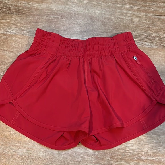 Lululemon athletics Tracker Short - size 6 - Picture 4 of 6